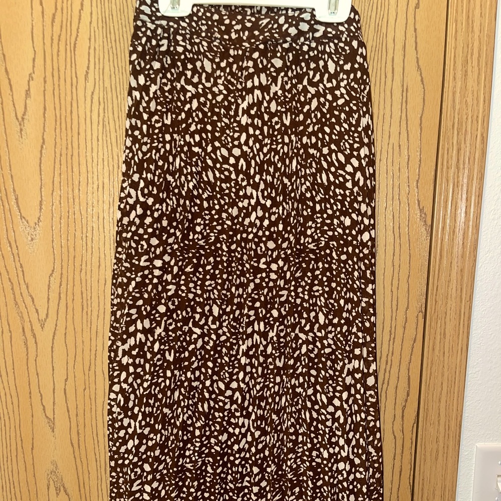 Very flowey mid length brown patterned skirt! Size medium